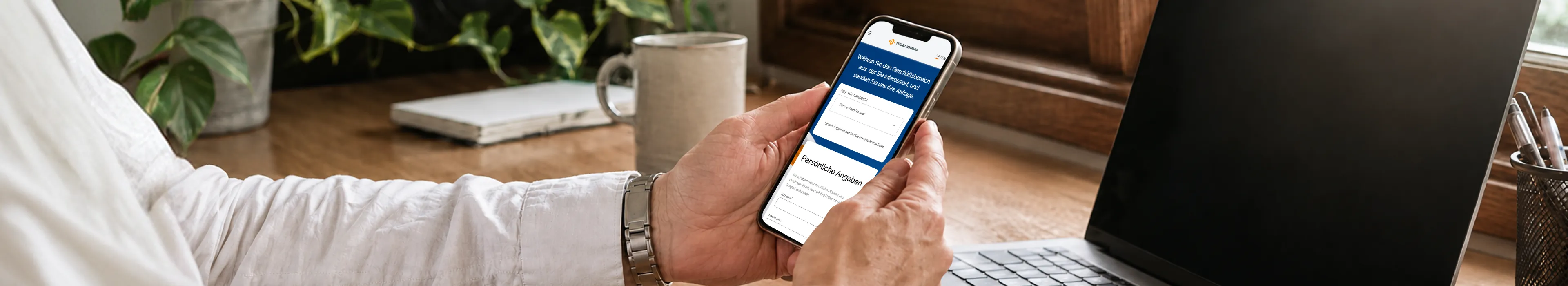 Benutzer beim Ausfüllen von persönlichen Daten in einem mobilen Kontaktformular